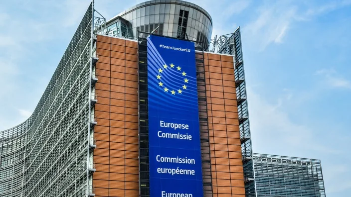 Sede de la Comisión Europea en Bruselas con el logotipo de la Unión Europea.